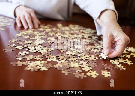 Alte Frau tun ein Puzzle Stockfoto