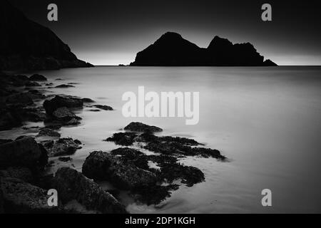 Moody Black & White Hollywell Bay Langzeitbelichtung Stockfoto