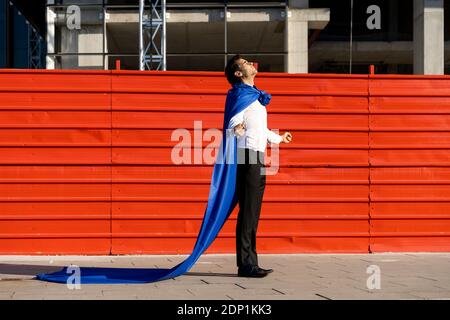 Geschäftsmann trägt Superhelden Umhang Klenching Faust Stockfoto
