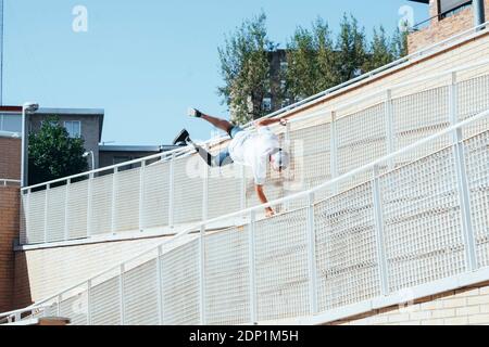 Junger Mann mit beinprothese, die parkour in der Stadt Stockfoto