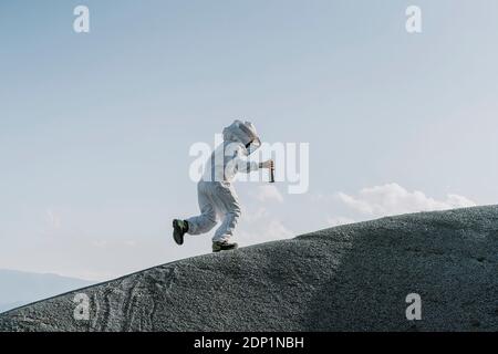 Mann in einem Imkerkleid, der auf einem Hügel tritt Stockfoto