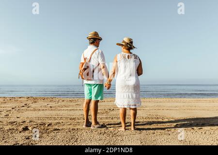 Ansicht der Rückseite des Senior Paar am Strand, El Roc de Sant Gaieta, Spanien Stockfoto