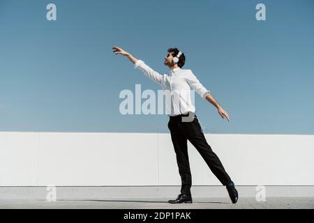 Ballet Dancer mit Kopfhörern üben auf der Dachterrasse Stockfoto