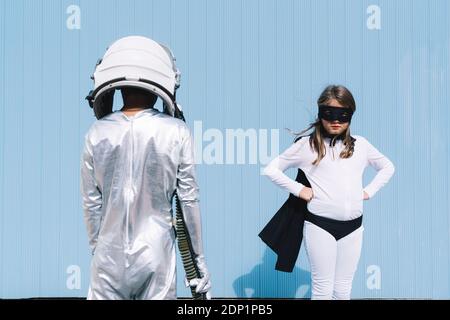 Zwei Zicklein in der Astronaut und Superhelden Kostüme Stockfoto