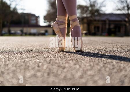 Füße einer Ballerina auf tipotes Stockfoto