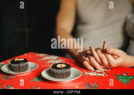 Cupcakes auf weihnachtstisch Hintergrund Stockfoto