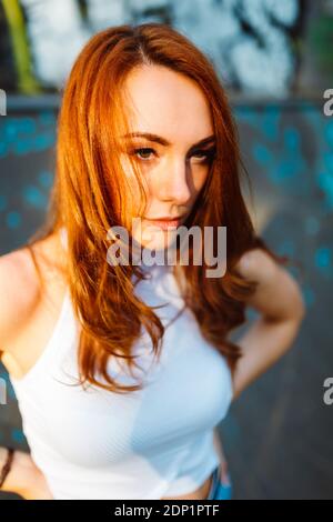 Porträt von Ernst rothaarige Frau Stockfoto