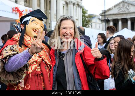 Besucher posieren mit Maskendarstellern beim Japan Matsuri Festival auf dem Trafalgar Square, London, Großbritannien Stockfoto