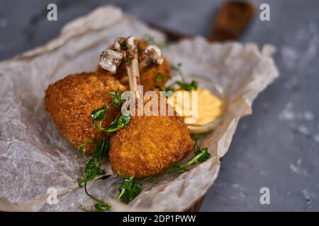 Hähnchendrumstick, paniert und frittiert Stockfoto