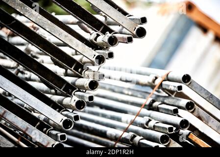 Details Stack von Gerüsten für den Bau. Stockfoto