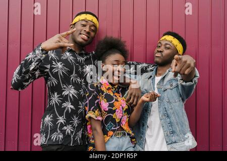 Gruppenbild von drei Freunden, die Spaß haben Stockfoto