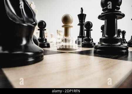 Macro photo of chess pieces on a chess board Stockfoto