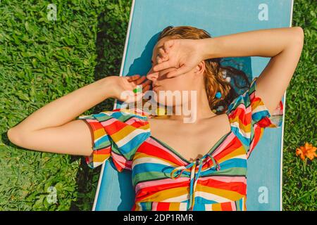 Frau auf Sonnenliege entspannen Stockfoto