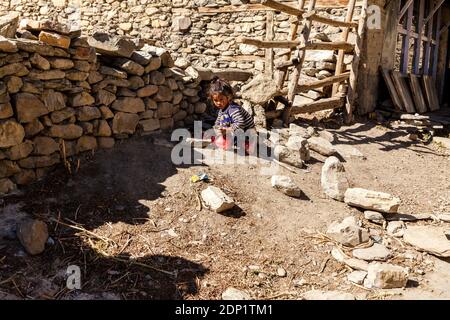 Jhong, Nepal - November 17, 2015: Wenig nepalesische Kinder spielen auf dem Boden. Stockfoto