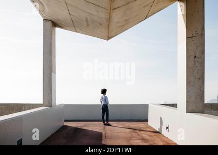 Spanien, Barcelona, Rückansicht der Mann stand auf einer Brücke in Sicht Stockfoto