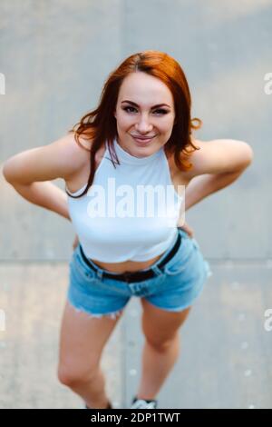 Porträt von lächelnden rothaarige Frau Stockfoto