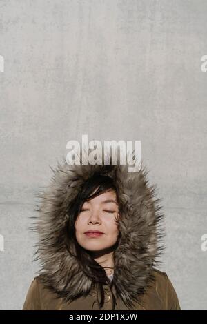 Portrait von Frau Wintermantel im Hintergrund einer Wand Stockfoto