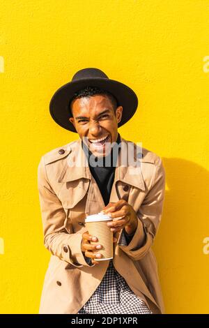 Junger Mann seine take-out Kaffee genießen. Stockfoto