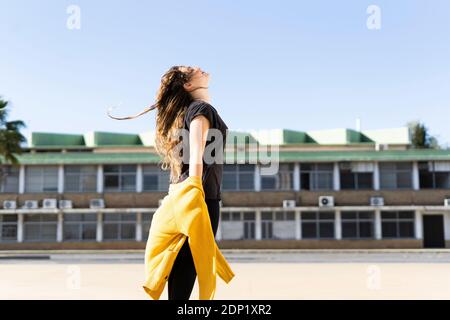 Happy teenage Mädchen stehen im Freien Stockfoto