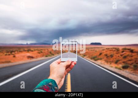 USA, Utah, Hand instanf Foto über die Straße zum Monument Valley Stockfoto