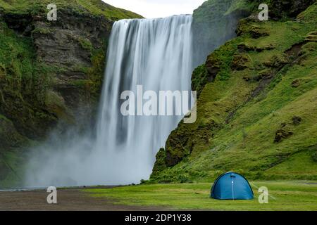 Skogafoss Wasserfälle und Zelt, Island Stockfoto