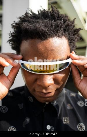 Porträt des Mannes mit gespiegelten Sonnenbrillen Stockfoto