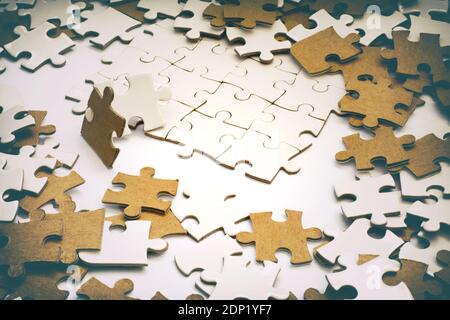 Haufen weiße und braune Puzzlesteine Stockfoto