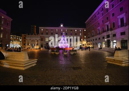 Rom, Italien. Dezember 2020. Der Baum der Trunks. Die Showarbeiter der Bauli in piazza Koordination haben auf der piazza San Silvestro einen Weihnachtsbaum aus Arbeitsstämmen aufgestellt. Redaktionelle Verwendung Nur Kredit: Unabhängige Fotoagentur/Alamy Live Nachrichten Stockfoto