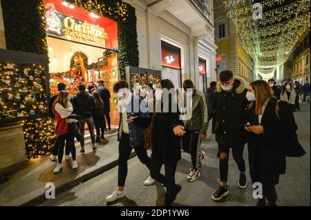 Rom, Italien. Dezember 2020. Weihnachtseinkäufe in den Straßen des Zentrums, aus Angst vor möglichen Schließungen während des Wochenendes strömten viele Menschen zur Via del Corso und den benachbarten Straßen für Einkäufe im Voraus.nur redaktionelle Verwendung Kredit: Unabhängige Fotoagentur/Alamy Live News Stockfoto