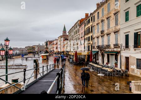 Die Riva Degli Schiavoni an EINEM regnerischen Tag, Venedig, Italien. Stockfoto