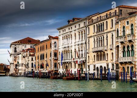 Bunte Gebäude Am Canale Grande, Venedig, Italien. Stockfoto