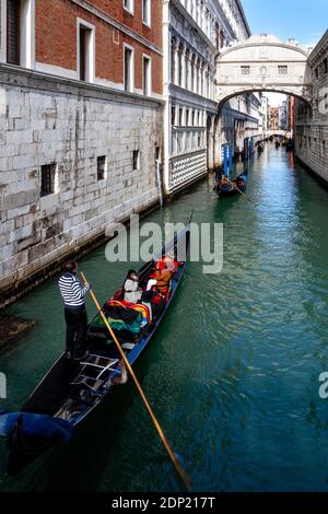 Eine Gruppe weiblicher Besucher macht eine Gondelfahrt unter der Seufzerbrücke (Ponte Dei Sospiri), Venedig, Italien. Stockfoto