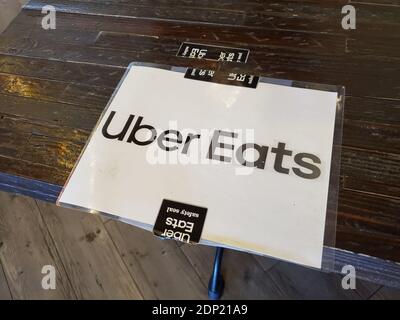 Foto eines laminierten Plakates mit dem Logo des Uber Eats-Lebensmittelbestellungs- und Lieferunternehmens in Dublin, Kalifornien, 5. Dezember 2020. () Stockfoto