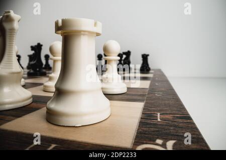 Macro photo of chess pieces on a chess board Stockfoto
