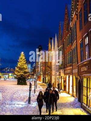 Weihnachtsbaum vor Bryggen in Bergen, Norwegen. Bryggen ist auf der UNESCO-Liste des Weltkulturerbes. Stockfoto