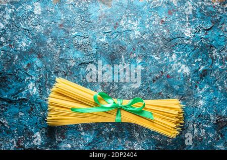 Italienische Pasta auf blauem Beton Hintergrund. Draufsicht Stockfoto