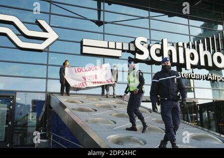 Niederländische Militärpolizisten stehen vor dem Aussterben Rebellion Umweltaktivisten Protest blockiert die Terminals Zugang der Amsterdam Stockfoto