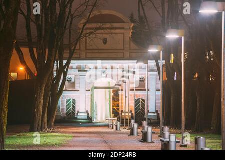 Parnu, Estland. Tallinn Tor Ist Historische Festung Von Parnu. Tor aus dem 17. Jahrhundert. Nachtansicht Stockfoto