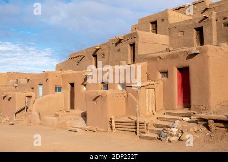 Lehmziegelhäuser im historischen indianischen Dorf Taos Pueblo, New Mexico, USA. Ein UNESCO-Weltkulturerbe. Stockfoto