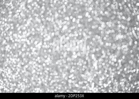 Silber glänzend Bokeh Hintergrund. Farbe des Jahres 2021. Ultimativer grauer Hintergrund. Weihnachtliche Textur in Silber. Stockfoto