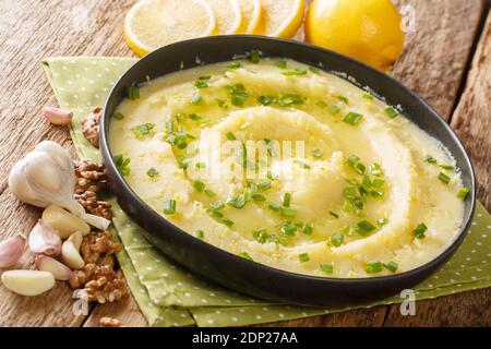 Köstliche griechische Skordalia aus Kartoffelpüree mit Knoblauch, Zitrone, Nüsse und Olivenöl close-up in einem Teller auf dem Tisch. Horizontal Stockfoto