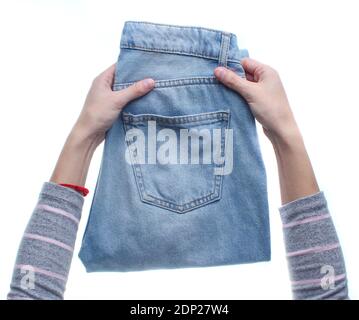 Hände Falten Jeans isoliert auf weißem Hintergrund. Draufsicht. Stockfoto