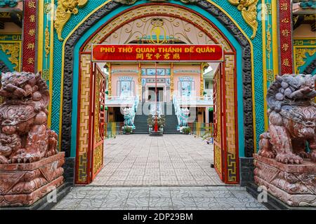 Der Eingang zum Hoi Tuong Te Nguoi Hoa buddhistischen chinesischen Tempel, Phu Quoc, Vietnam, Indochina, Südostasien, Asien. Stockfoto