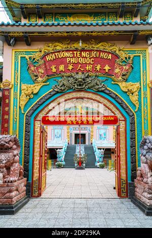 Der Eingang zum Hoi Tuong Te Nguoi Hoa buddhistischen chinesischen Tempel, Phu Quoc, Vietnam, Indochina, Südostasien, Asien. Stockfoto