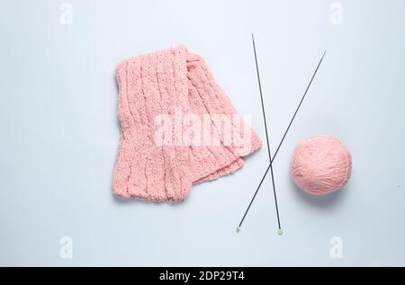 Stricknadeln, Fadenkugeln, Garn auf grauem Hintergrund. Stockfoto