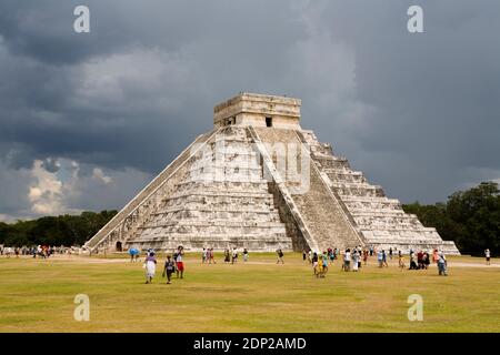 El Castillo oder Tempel von Kukulcan, die ikonische Stufenpyramide in Chichen Itza, eine präkolumbianische Maya-Stadt und archäologische Stätte in Yucatan, Mexiko Stockfoto