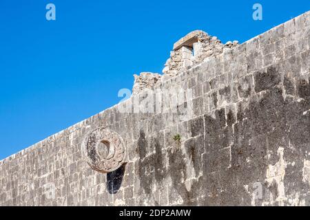 Das steinerne Tor läutet am Großen Ballcourt von Chichen Itza ein, einer großen präkolumbianischen Maya-Stadt und archäologischen Stätte im mexikanischen Bundesstaat Yucatan Stockfoto