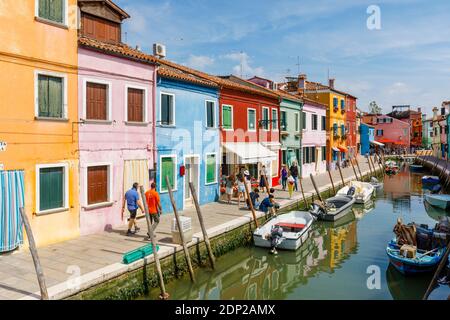 Farbenfrohe, am Kanal gemalte Gebäude in Burano, einer kleinen Insel in der Lagune von Venedig, Venedig, Italien Stockfoto