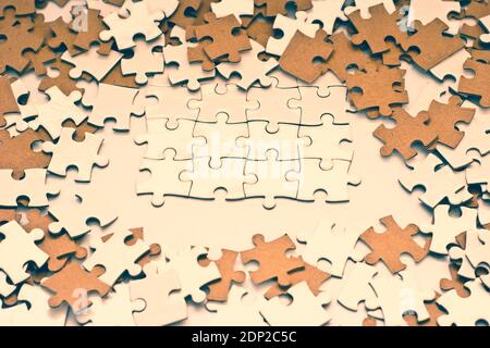 Haufen weiße und braune Puzzlesteine Stockfoto