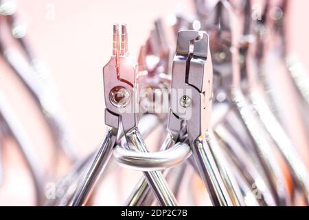 Satz von medizinischen Geräten aus Metall Werkzeuge für die Herstellung von Zahnersatz Stockfoto